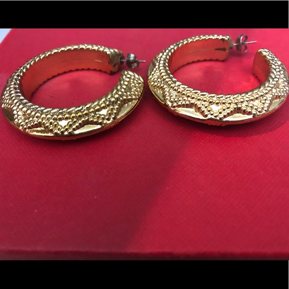 Gold hoop style earrings - Picture 3 of 4